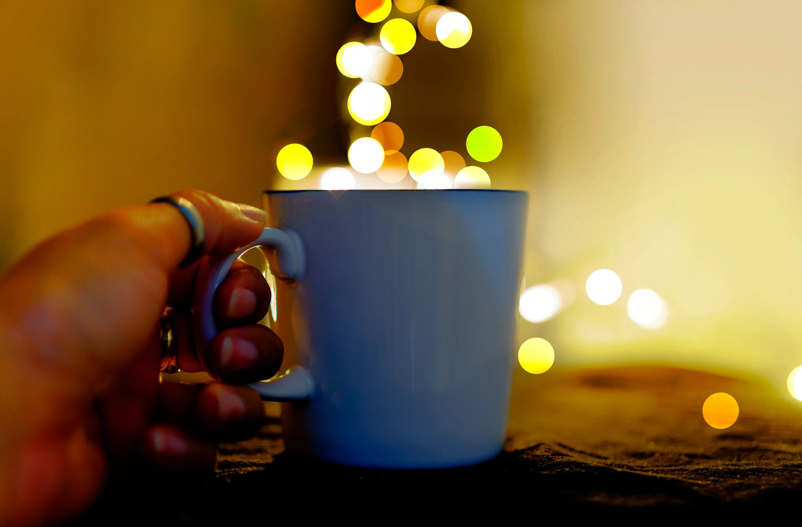Taza caliente en manos, ambiente cálido para una pausa consciente