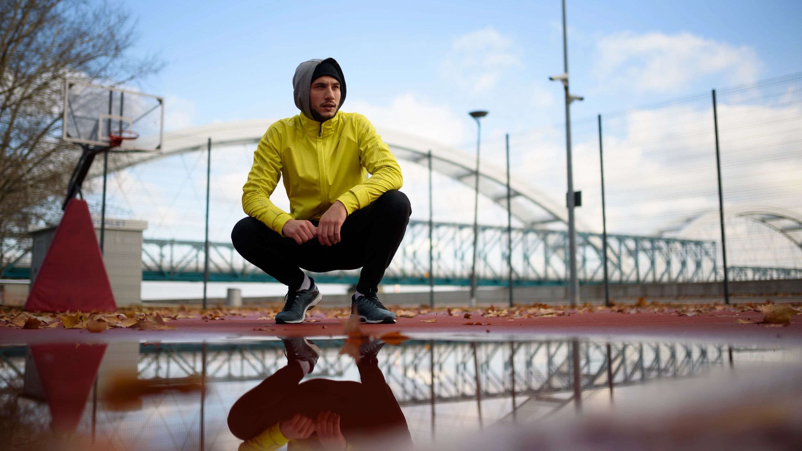 Atleta preparándose para entrenar en un día lluvioso