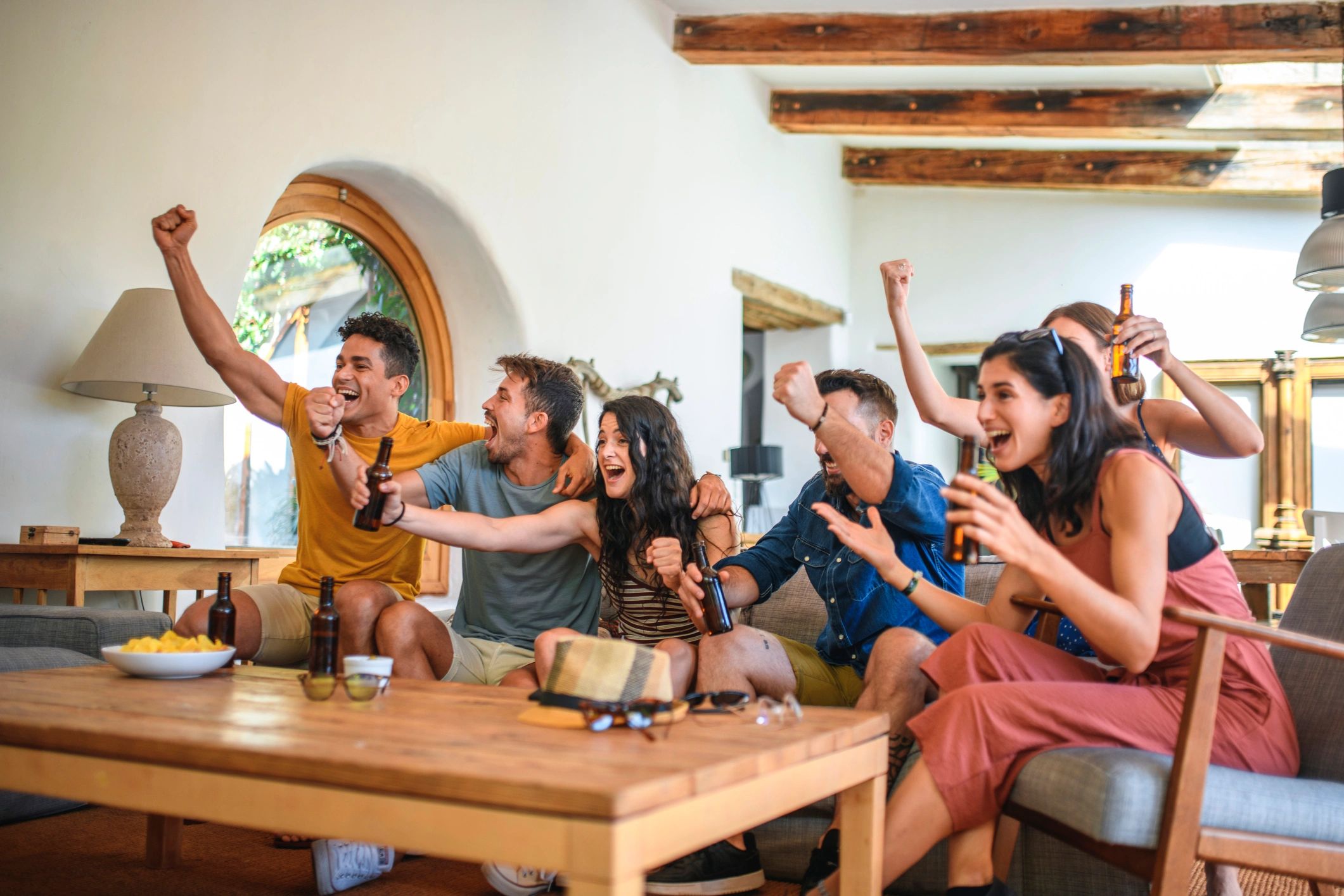 Amigos viendo un partido en casa, apoyo y conexión