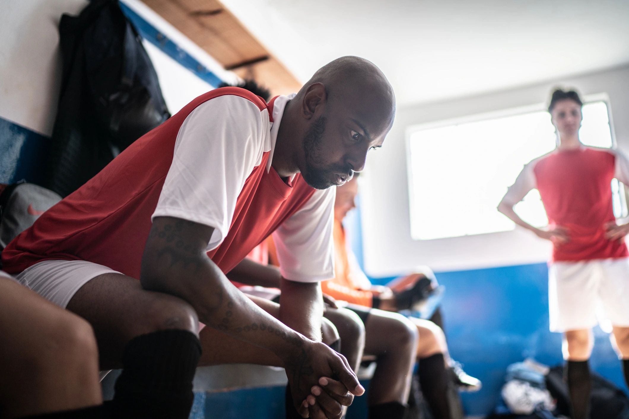 Aficionado al deporte respirando y preparándose emocionalmente antes de un partido