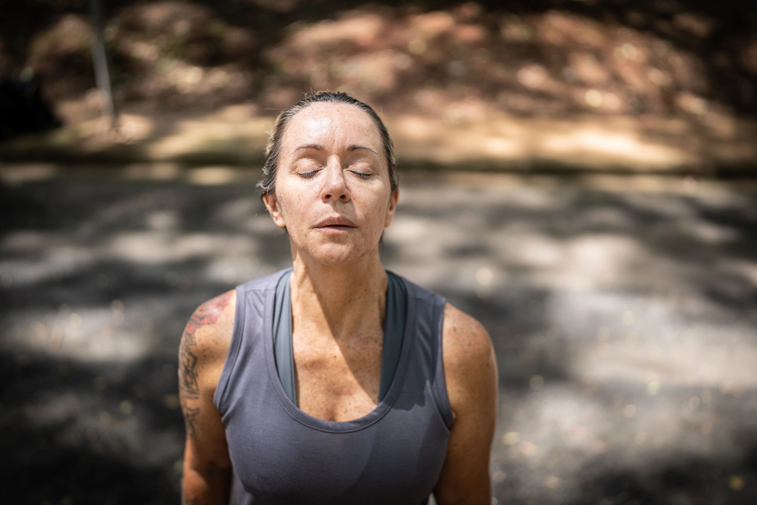 Persona realizando un ejercicio de respiración consciente