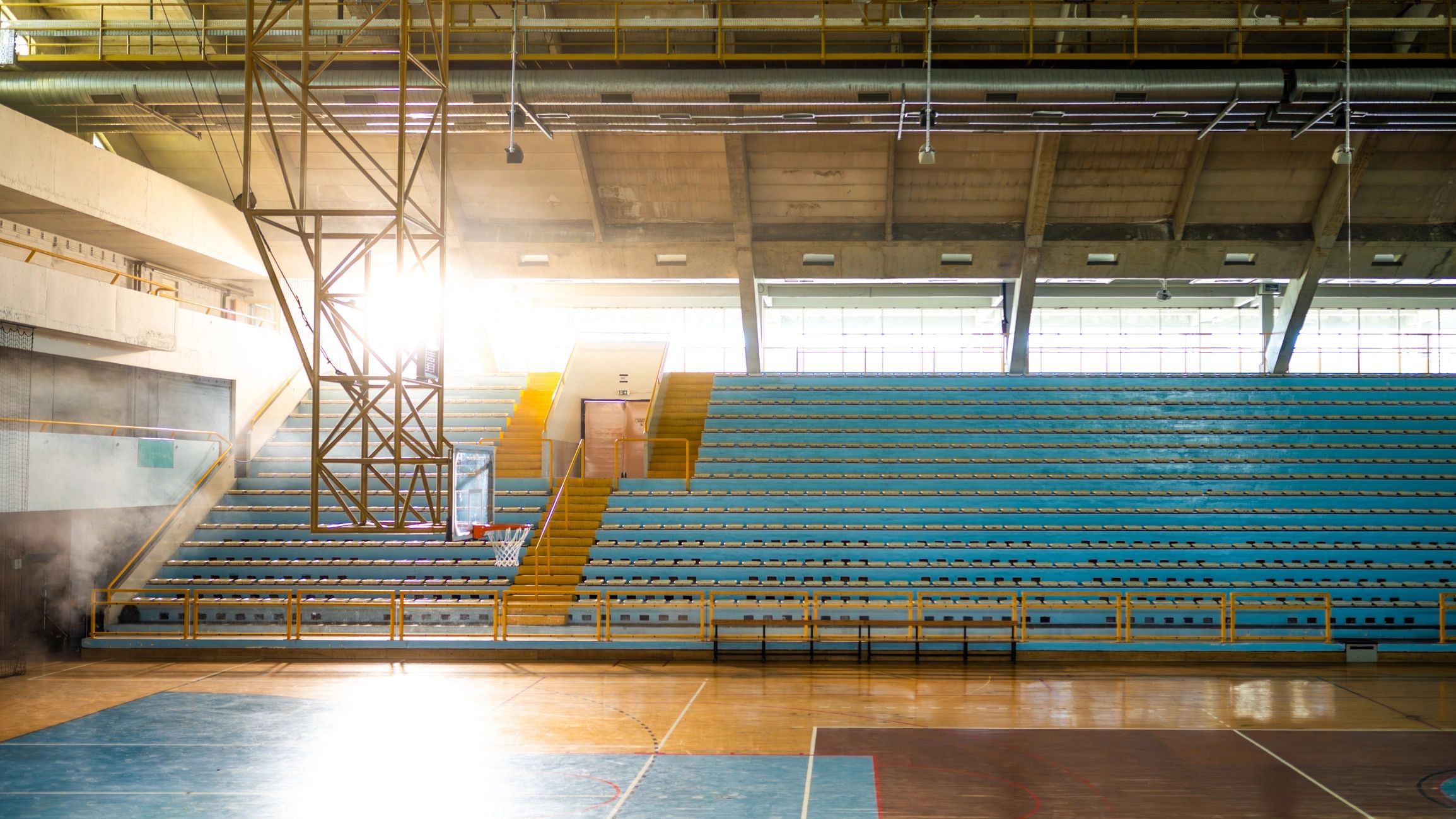 Cancha de baloncesto vacía con luz natural