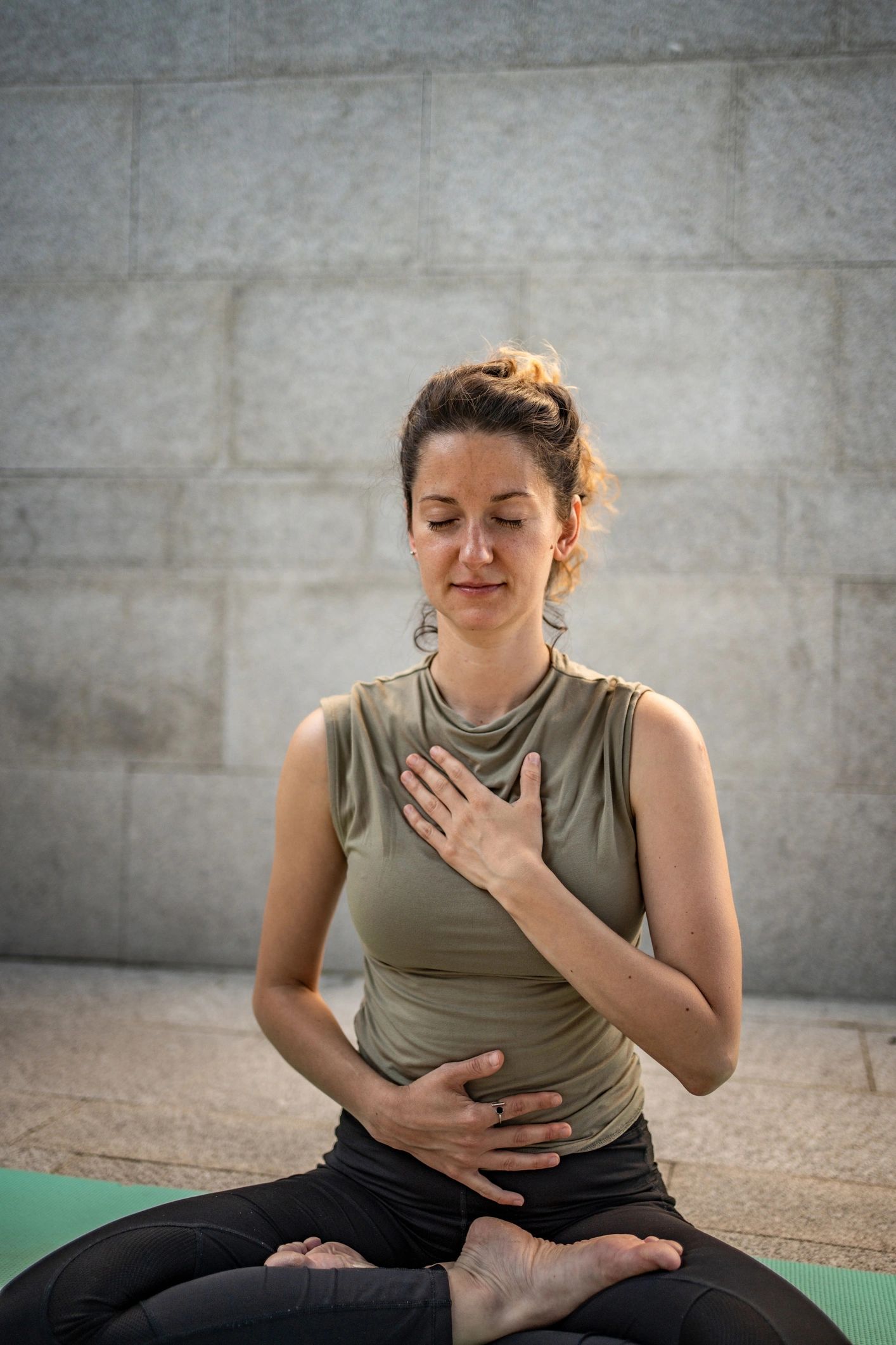 Persona practicando yoga para encontrar calma