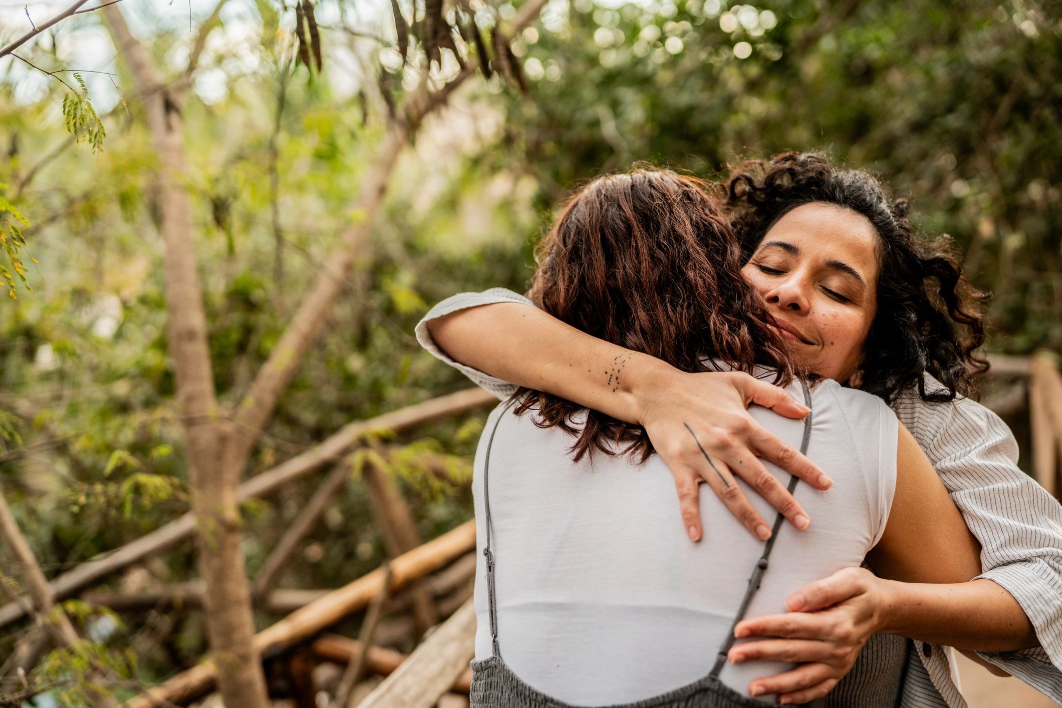 Dos amigas abrazándose como símbolo de apoyo emocional y relaciones cuidadas