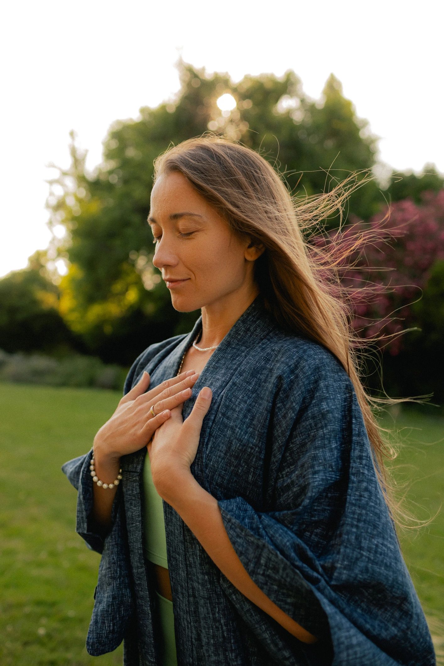 Mujer meditando en un parque