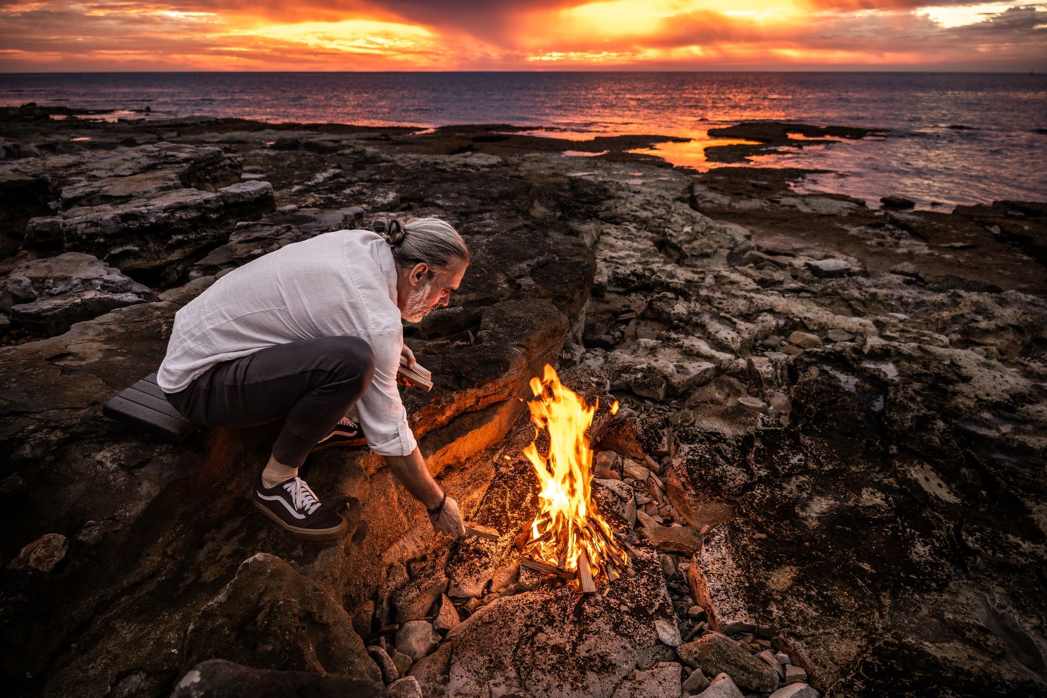 Persona en un entorno natural al atardecer, en un momento de calma y reflexión